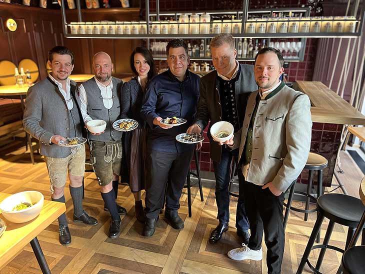 Küchenchef ist Rob Valls (4.v.l.) im "Herrschaftszeiten. Das Paulander im Tal" (©Foto: Martin Schmitz)